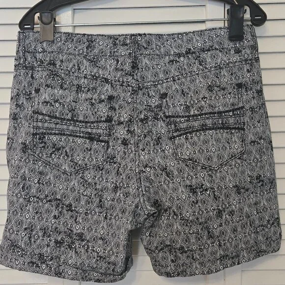 Bandolino Modern Fit Stretch Amy 5-Pocket Shorts - Size 6 - Picture 3 of 6